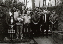 Het Radio RITMO Team (1995)  Bovenste rij (van links naar rechts): Wolfgang Mertens, Steven Gijbels, Jee Van Hoof, Francis Montez, Rudy Gybels, David Van Springel, Stijn Van Gelder. Onderste rij (van links naar rechts): Suzy Van Diest, Ronny Van Den Rul, Dirk Korbijn, Luc Van Brabant, Dirk Vanderheyde, Willy Lemmens, Willem De Groot, Chris Van Opstal, Kristel Van Gelder.