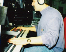  Ben Van As tijdens het programma 'Het terras van Van As' dat hij een aantal jaren verzorgde, elke werkdag tussen 18 en 20 uur. Op zondagvoormiddag verzorgde hij ook nog een kwisprogramma.