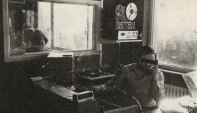Luc de Groot in de studio van Radio CONTACT, Minervalaan in Vorst. (1981)