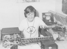 De 15-jarige Jurgen Verstrepen zette zijn eerste stapjes in de media bij Radio Carina. Zijn dj-naam was toen Udo Van Battenbroek.