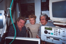 Zanger Johnny White, zangeres Marjan Berger en Pallieter in de live-studio (dinsdag 29 april 2003)