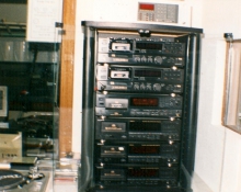 De nachtautomaat (november 1995 – februari 2001) Deze bestond uit een tijdklok, 2 cassettedecks, 1 dat-speler, 3 cd-wisselaars. De nachtautomaat deed het dagelijks tussen 22 en 07 uur.
