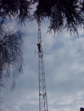 Michel Vansteenwegen in de mast van Radio TEN met het uitvoeren van herstellingen (februari 2005)