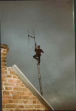 ugo de Groot tijdens werken aan de antennemast (woensdag 28 december 1983)